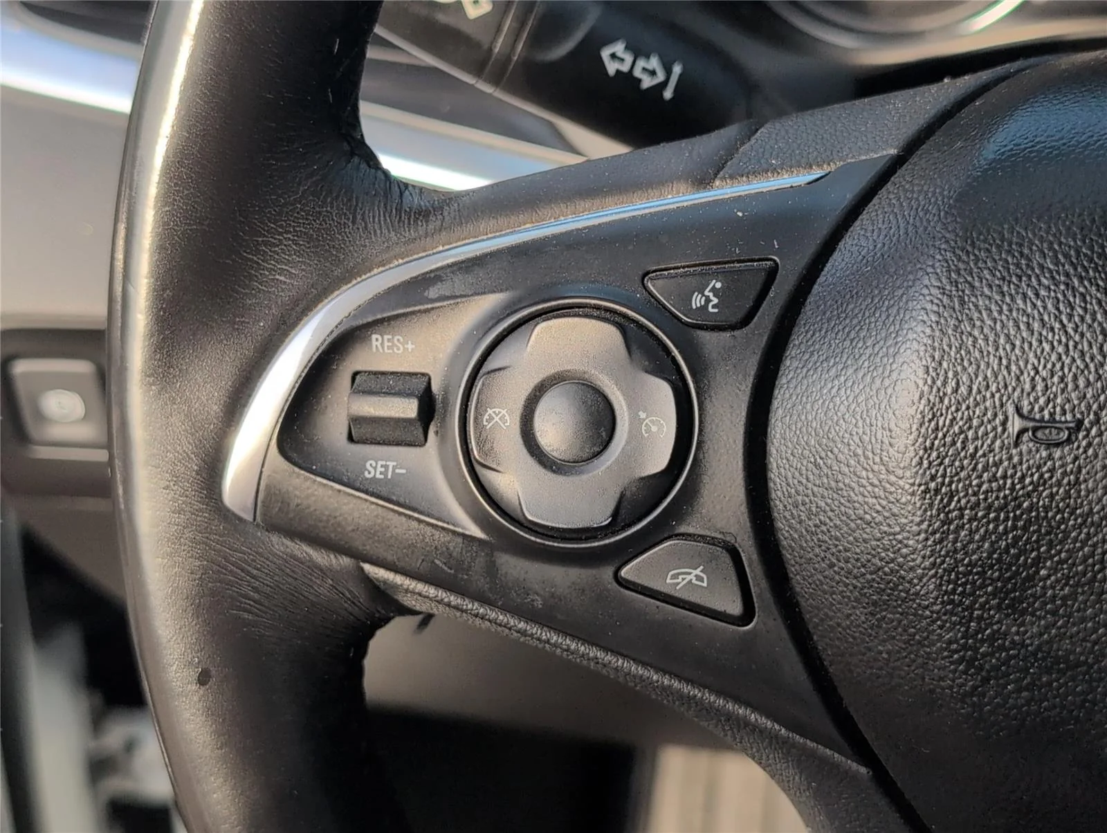Used 2020 Summit White Buick Essence image 27