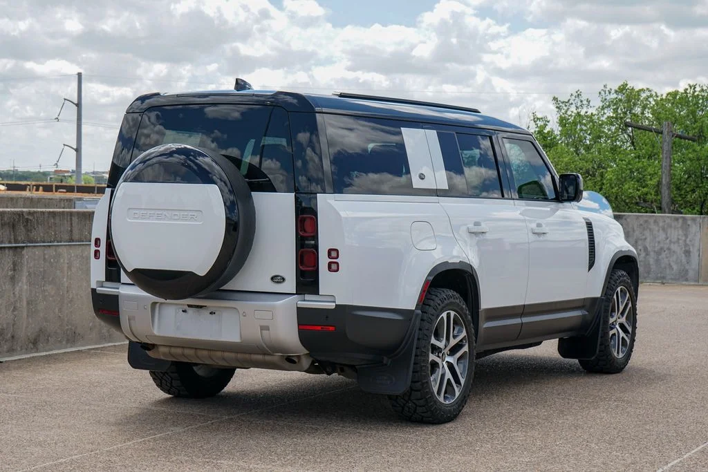 Used 2023 Fuji White Land Rover SE image 9