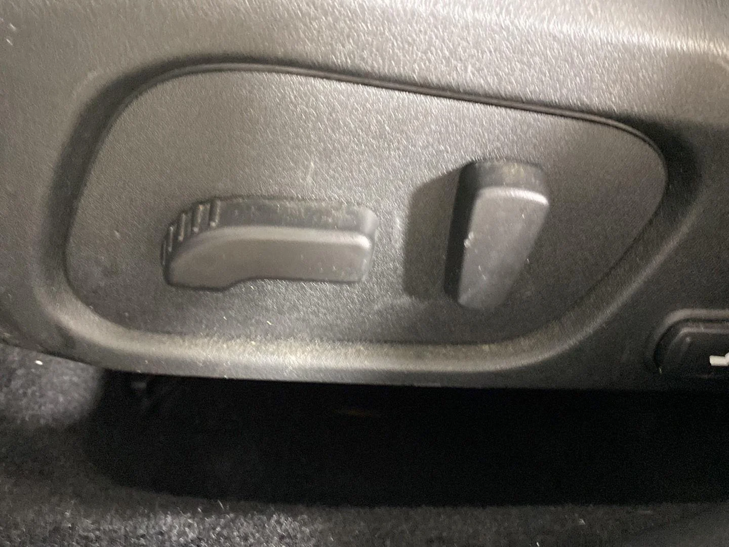 Used 2018 Ice Silver Metallic Subaru Limited image 28