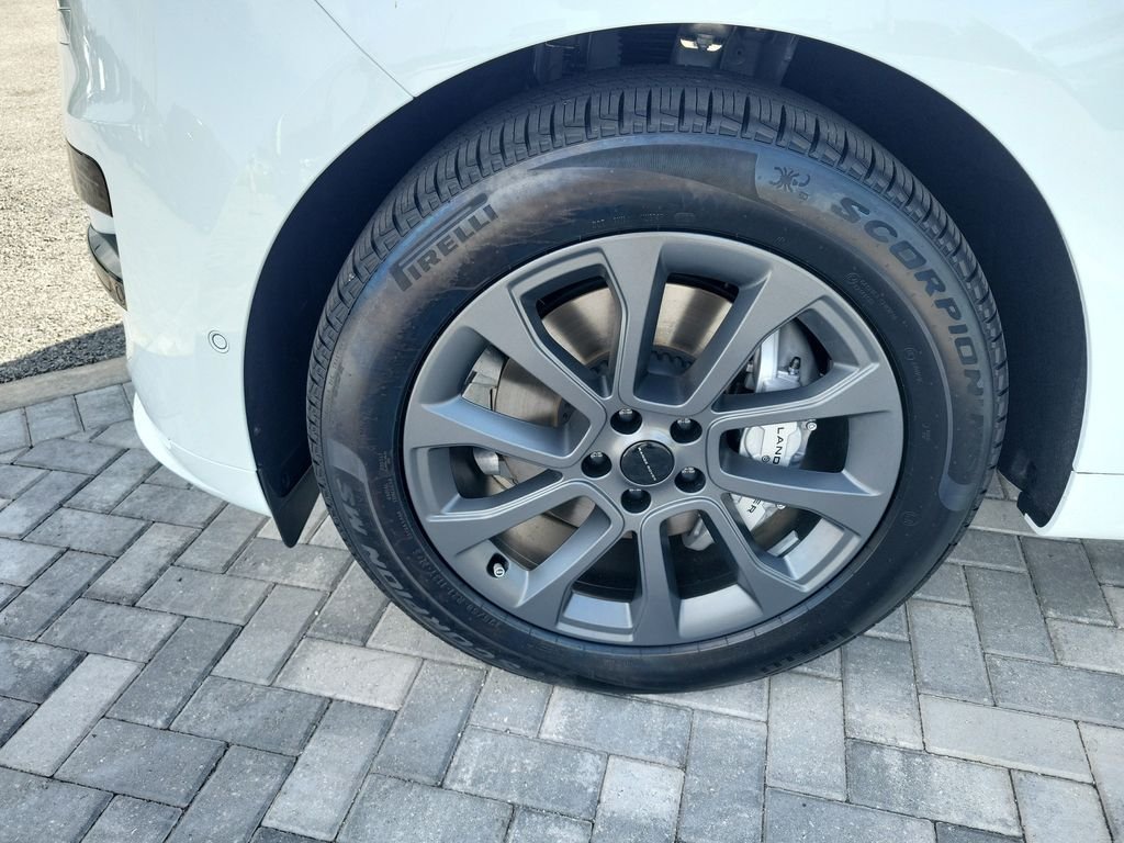 New 2026 Fuji White LAND ROVER Dynamic SE image 13