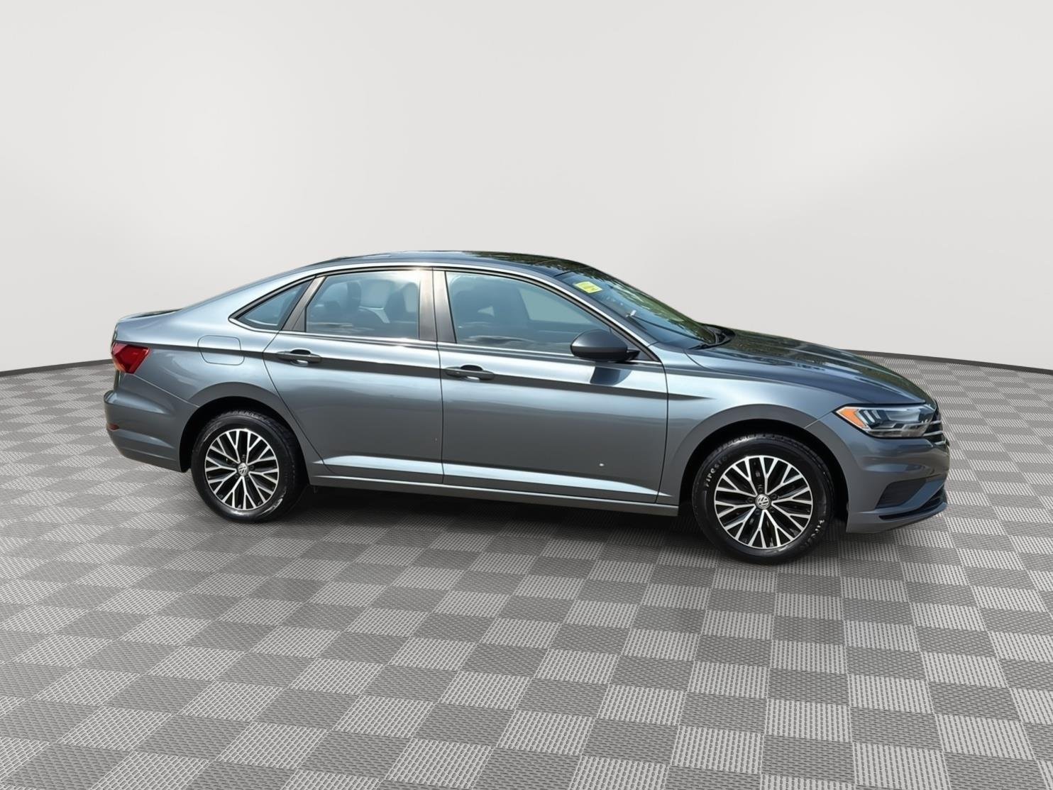 Used 2019 Platinum Gray Metallic Volkswagen SE image 4