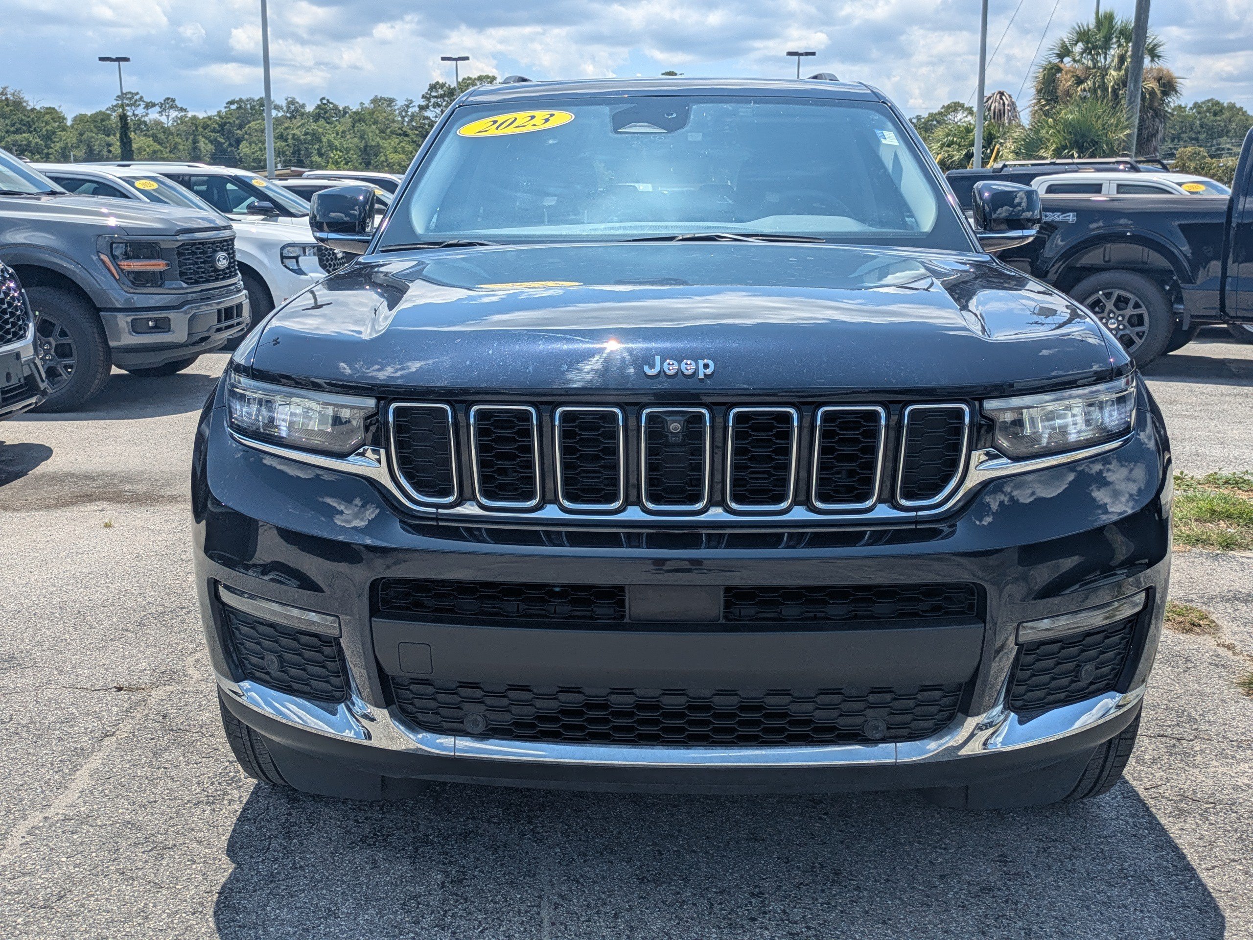 Used 2023 Midnight Sky Jeep Limited image 9