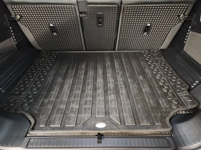 Used 2024 Santorini Black Metallic Land Rover S image 33