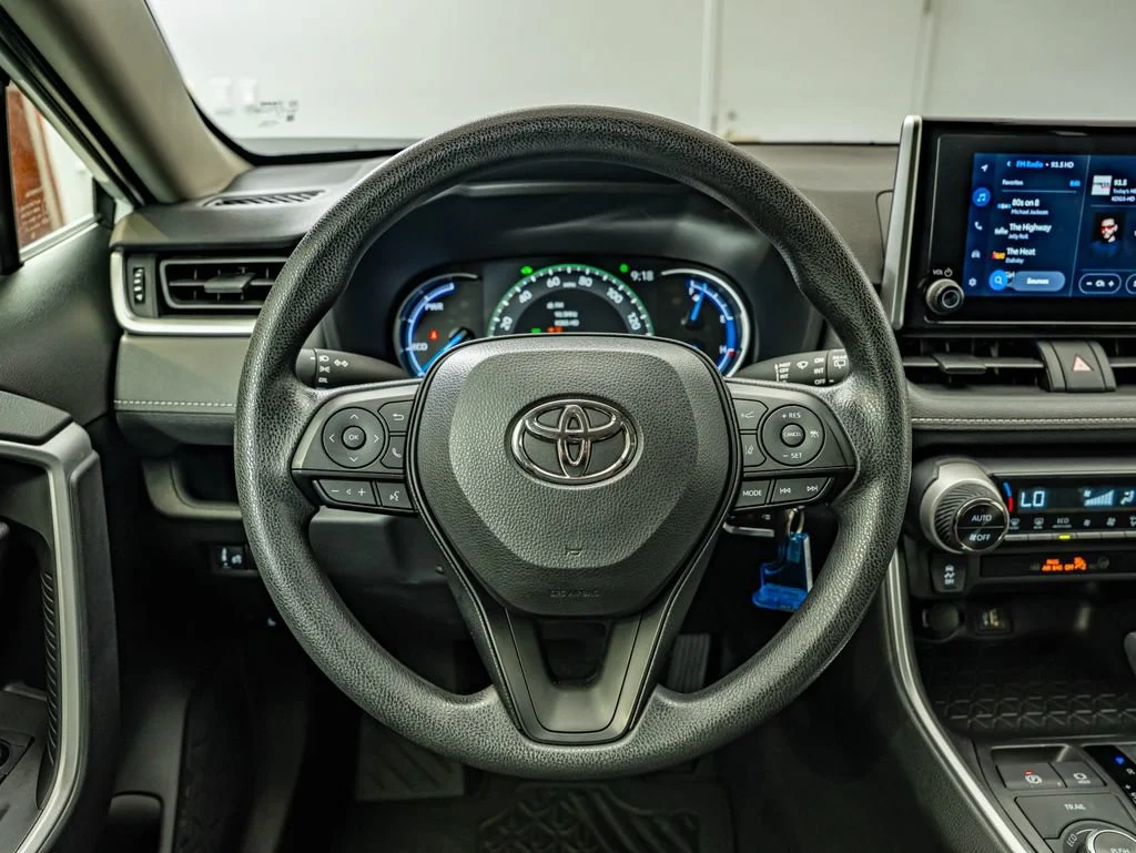 Used 2025 Ice Toyota LE image 22
