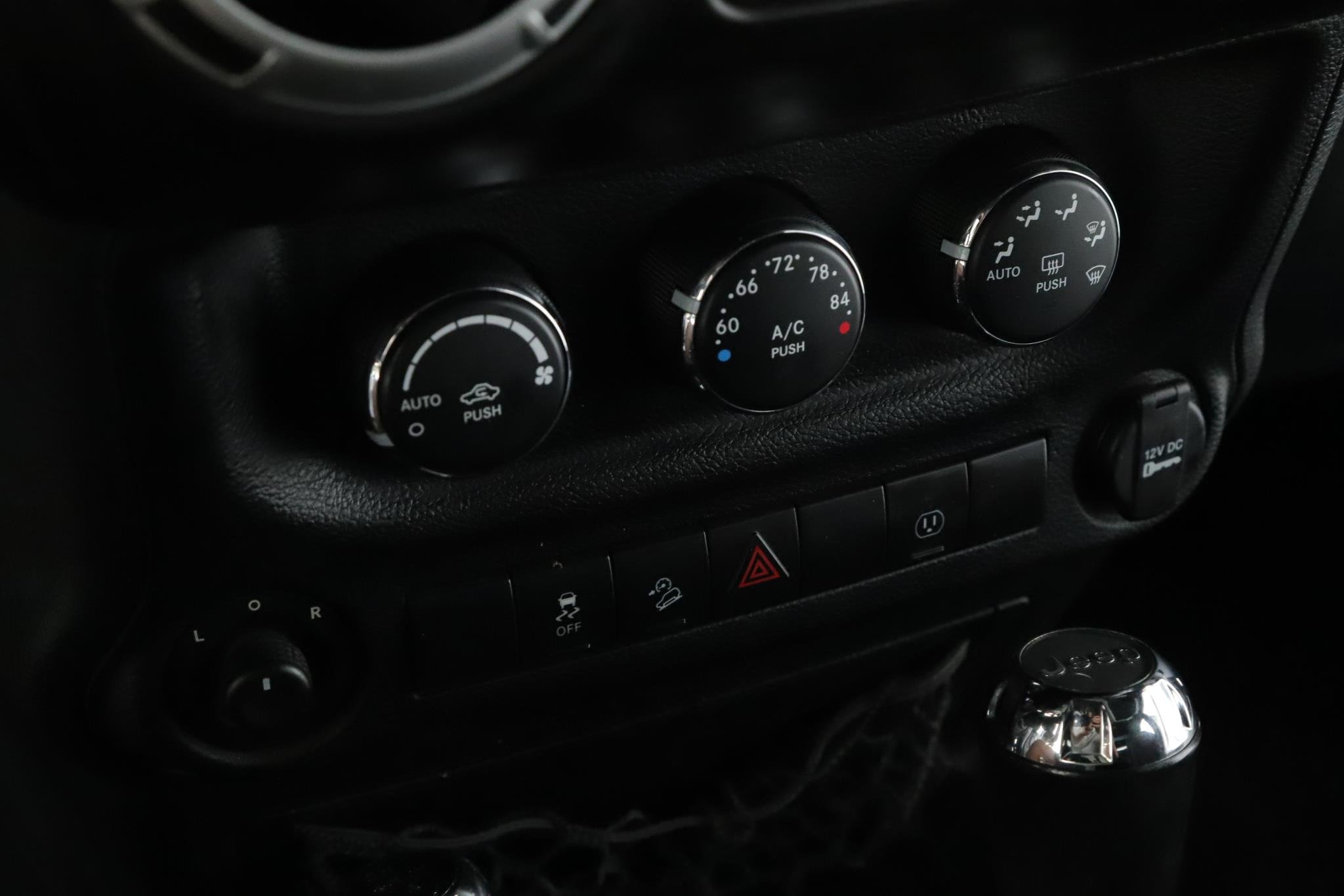 2014 Jeep Wrangler Unlimited Sahara - Photo 11