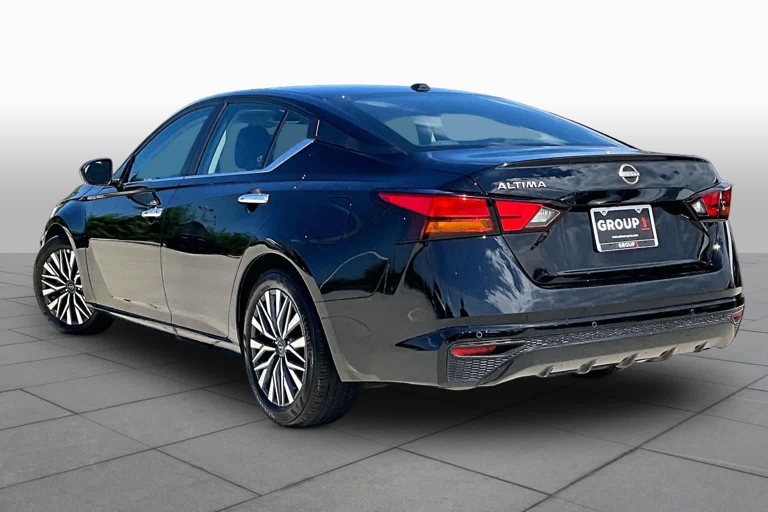Used 2025 Super Black Nissan SV image 11
