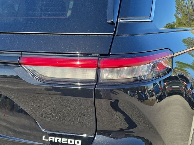 New 2026 Diamond Black Crystal Pearl-Coat Exterior Paint Jeep Laredo X image 8