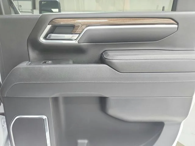 Used 2025 White Chevrolet LT image 45