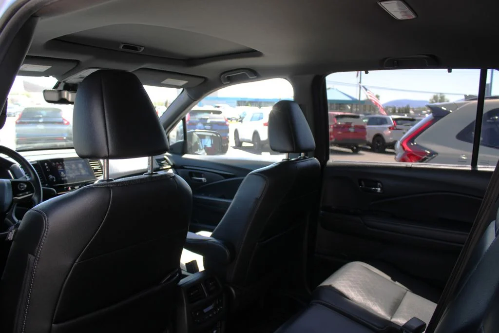 Used 2020 Lunar Silver Metallic Honda Touring image 16