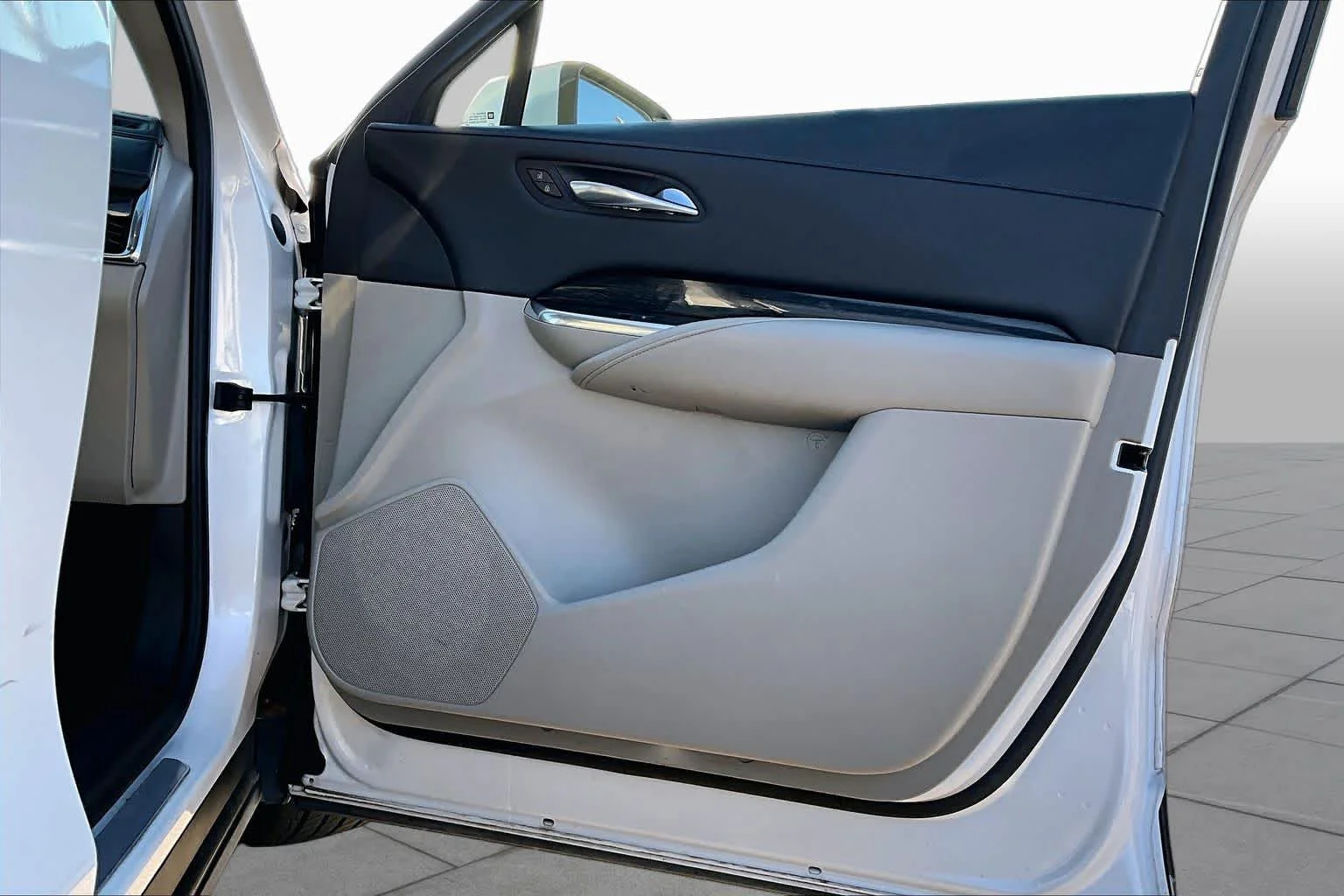 Used 2021 Crystal White Tricoat Cadillac FWD Premium Luxury image 22