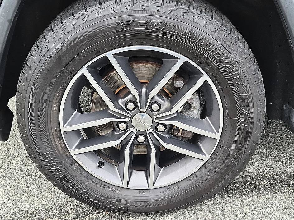 Used 2018 Granite Crystal Metallic Clearcoat Jeep Limited image 10
