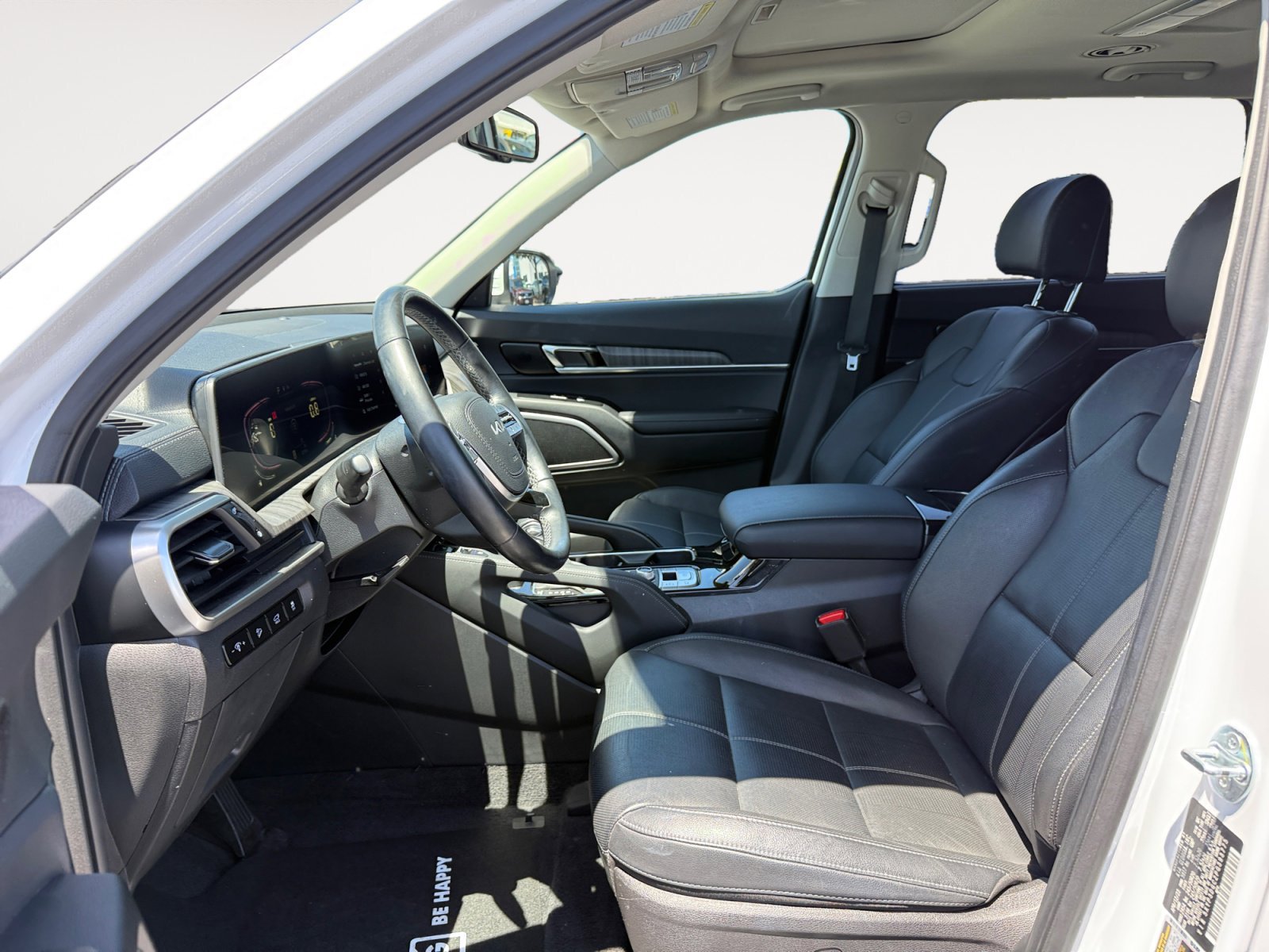 Used 2023 White Pearl Kia EX image 10