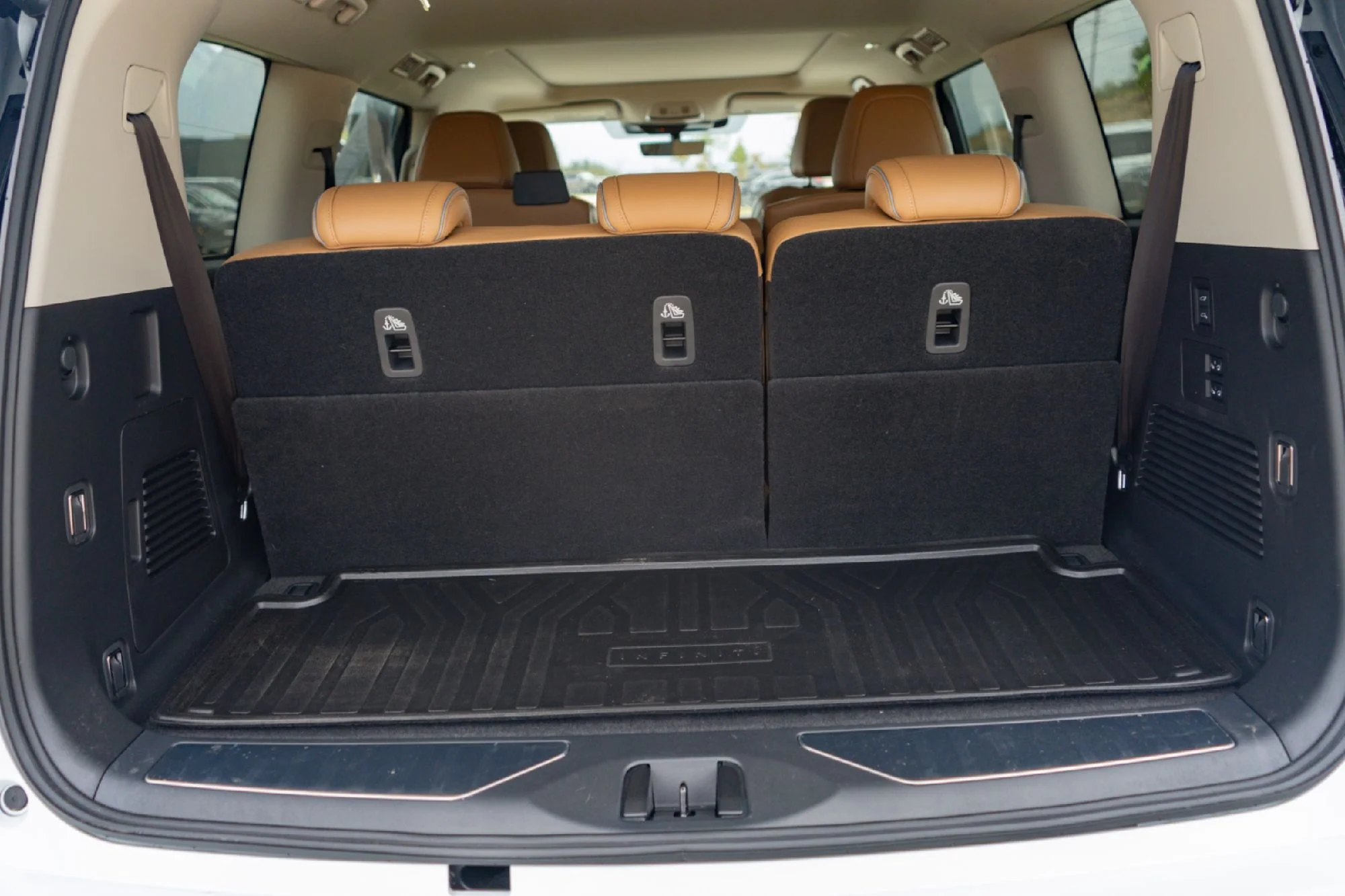 Certified Used 2027 White INFINITI LUXE image 25