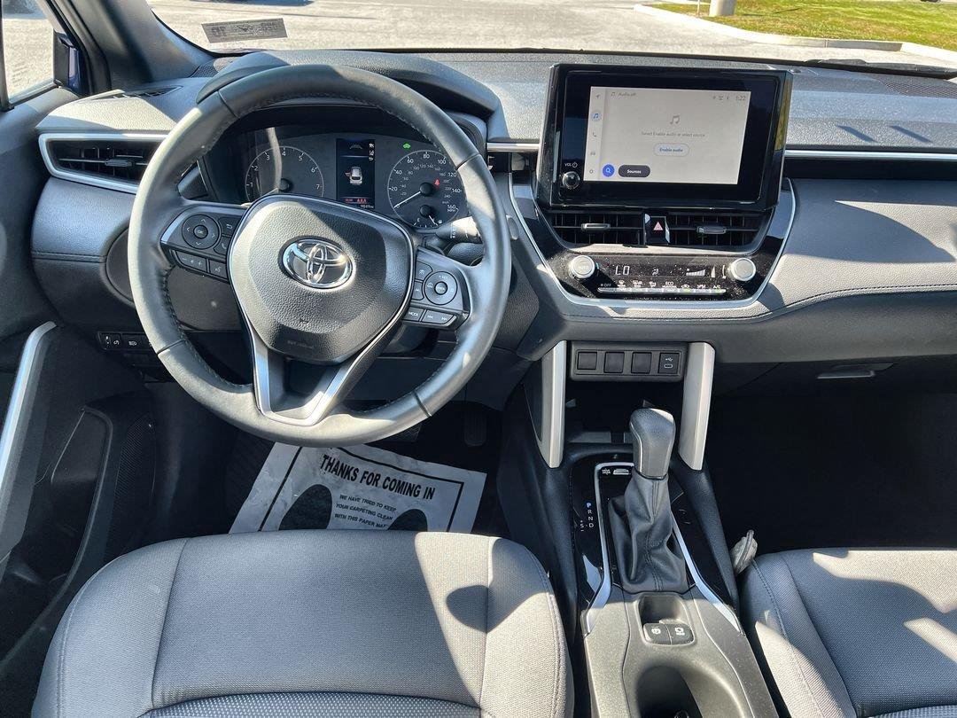 Used 2025 Blue Crush Metallic w/Jet Black Roof Toyota Hybrid SE image 10
