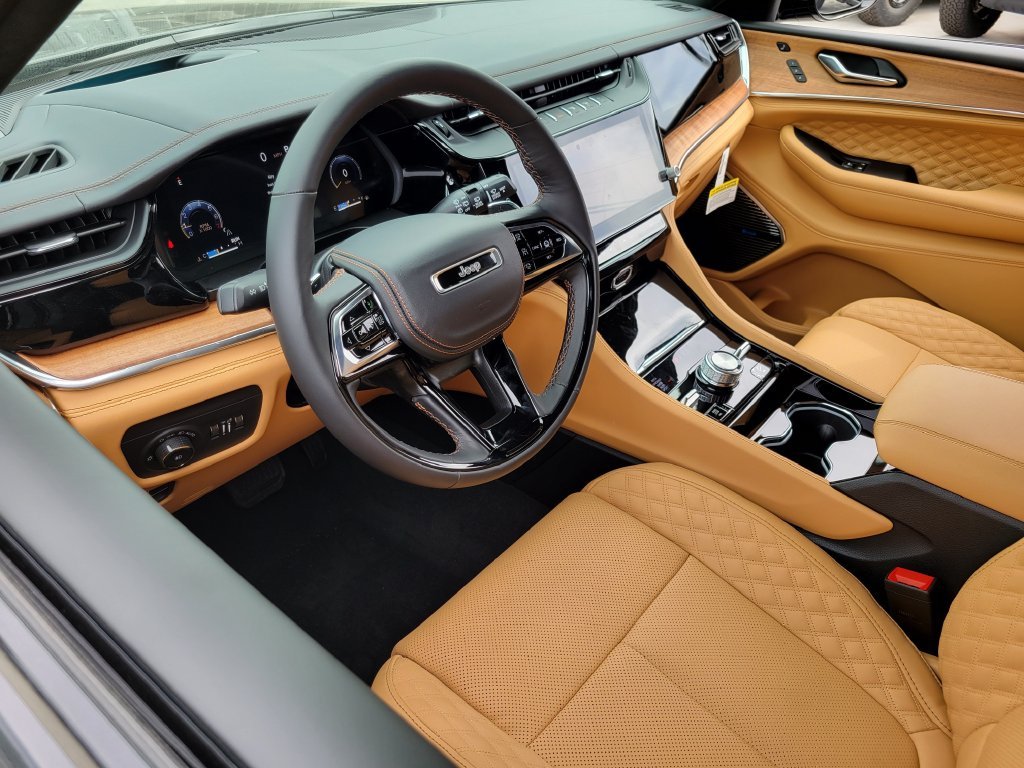 2027 Jeep Grand Cherokee photo 3