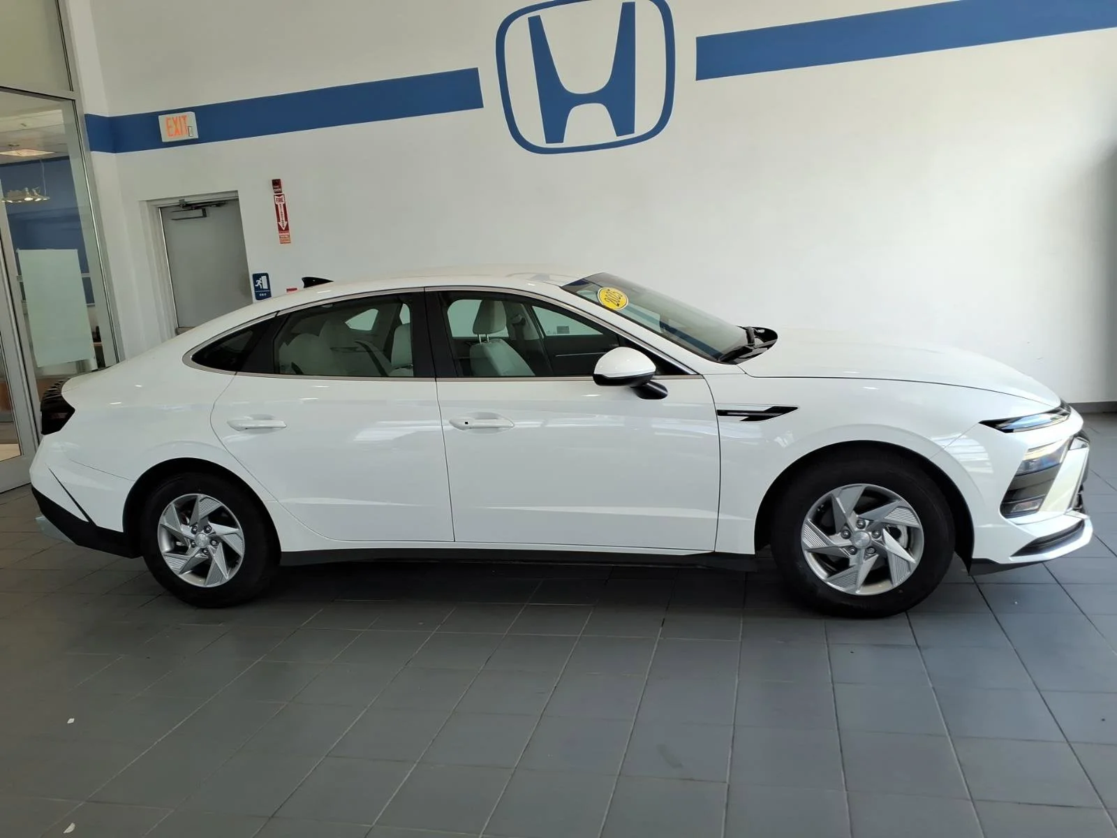 Used 2025 Serenity White Hyundai SE image 4