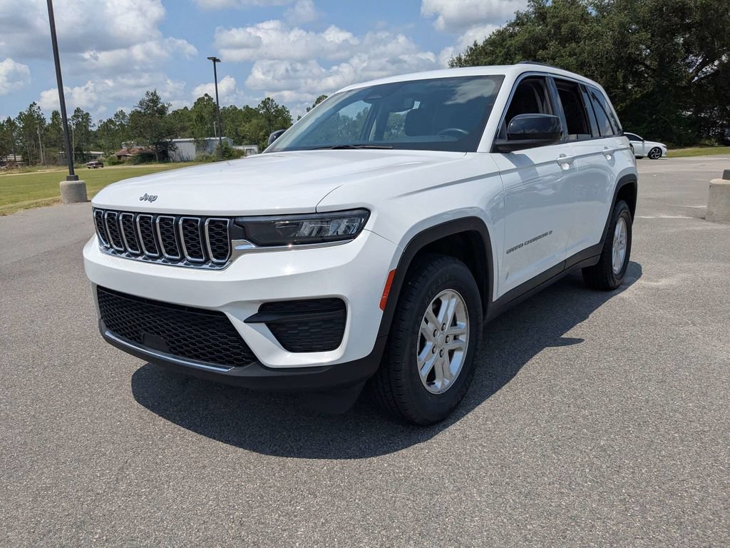 Used 2023 White Jeep Laredo image 8