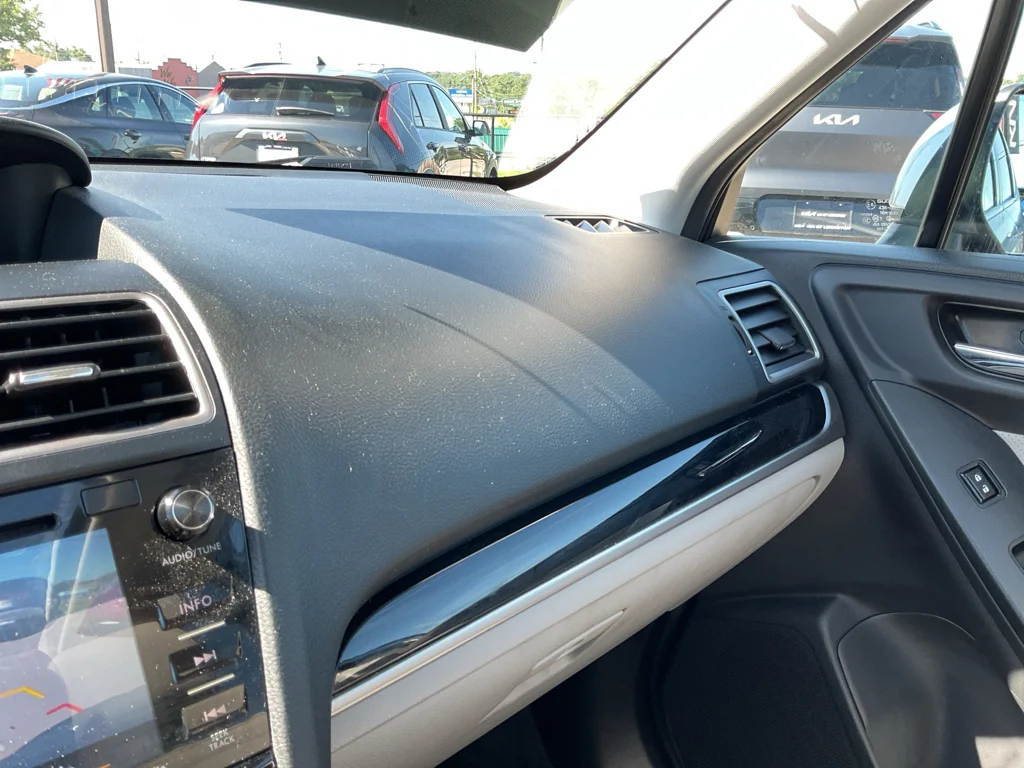 Used 2018 Ice Silver Metallic Subaru Limited image 29