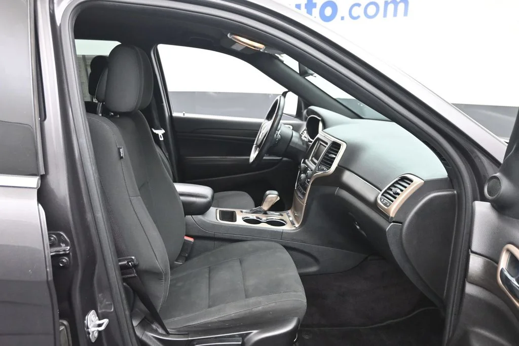 Used 2016 Gray Jeep Laredo image 9
