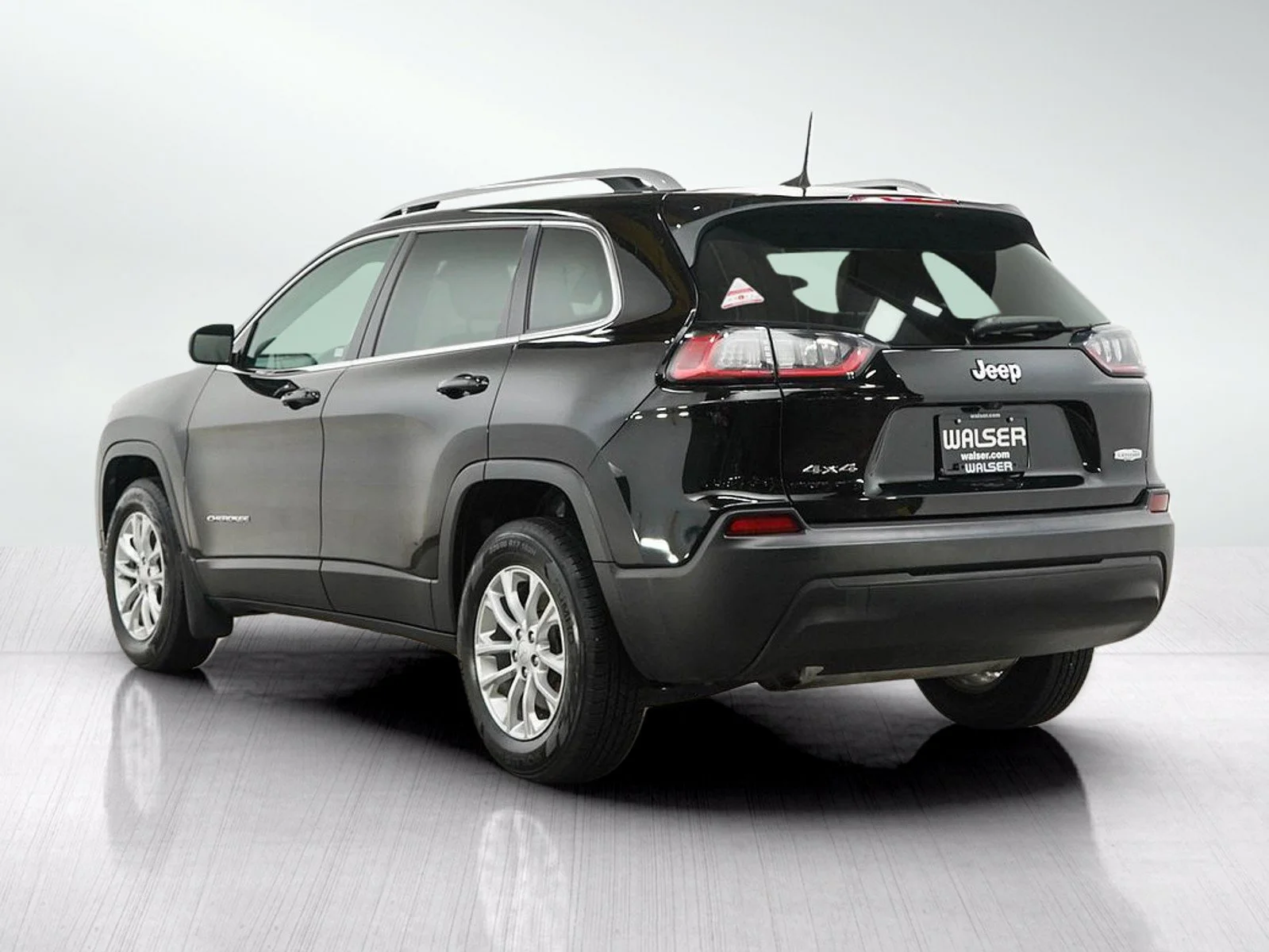 Used 2019  Jeep Latitude image 3