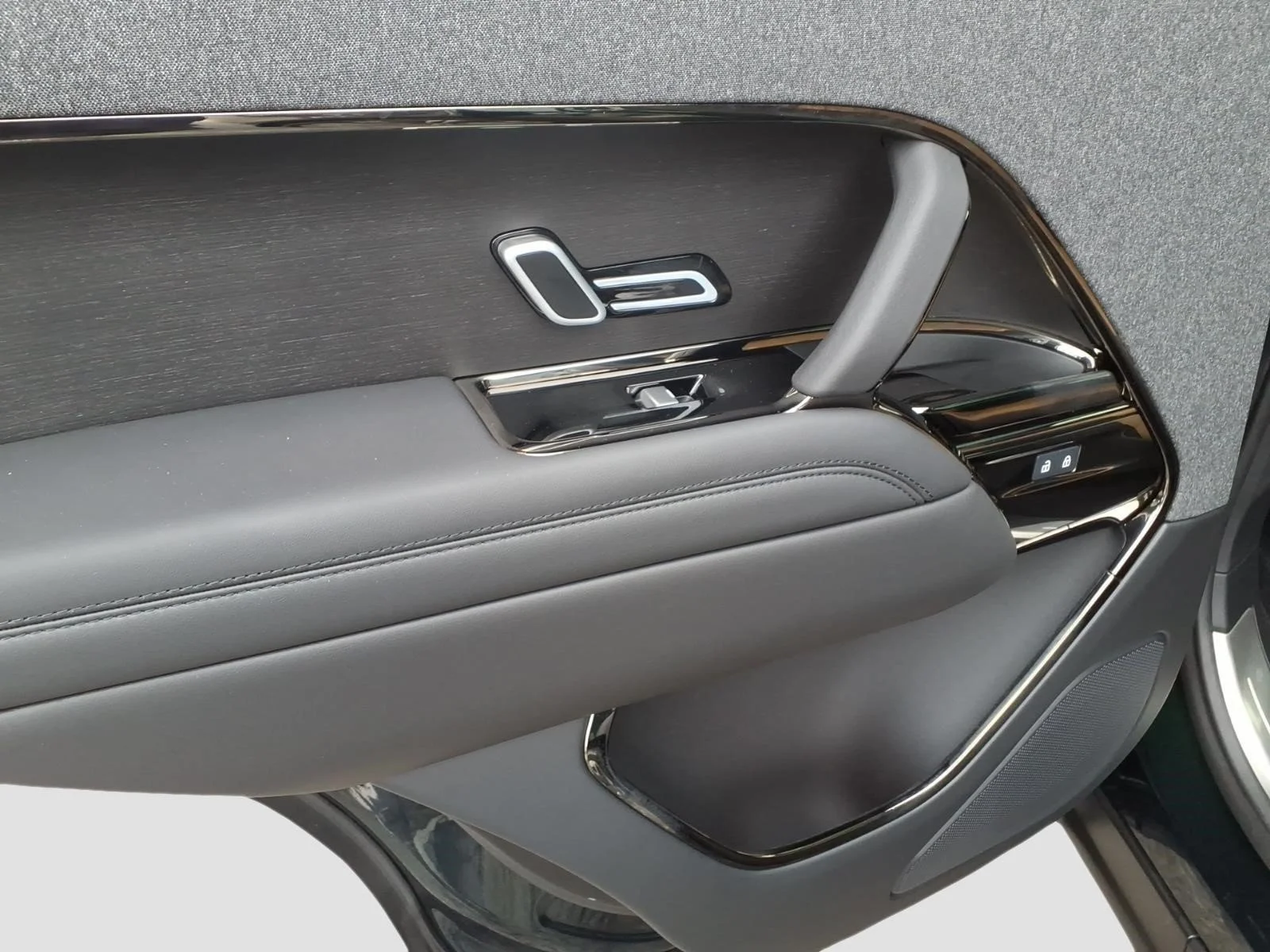 Used 2025 Green Land Rover Dynamic SE image 18