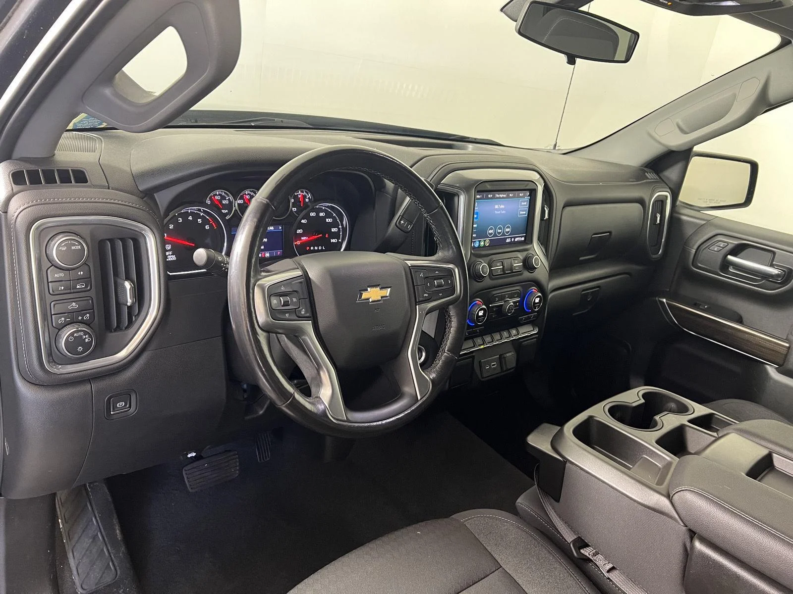 Used 2022 SHADOW GRAY METALLIC Chevrolet LT image 4
