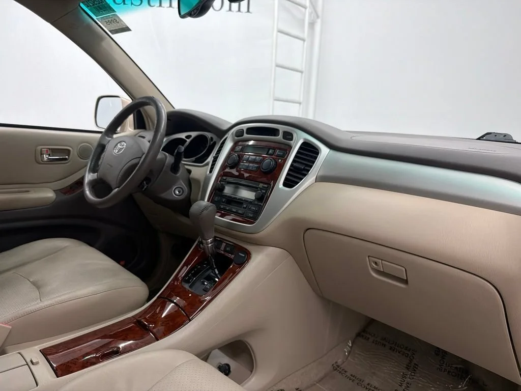 Used 2006 Gold Toyota Limited image 35