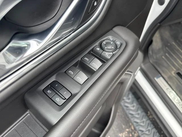 Used 2021 White Chevrolet Z71 image 13