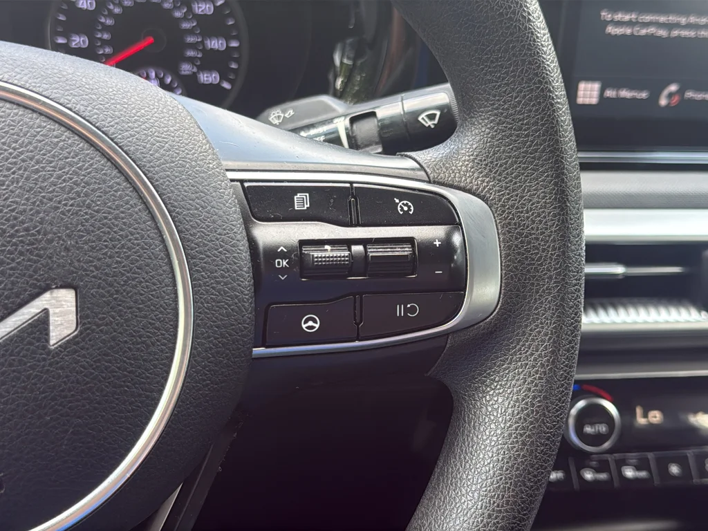 Used 2022 White Kia LXS image 17