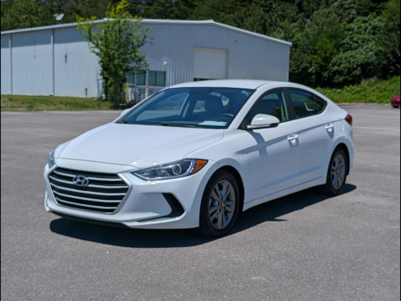 Used 2017 Quartz White Pearl W8 Hyundai SE image 3