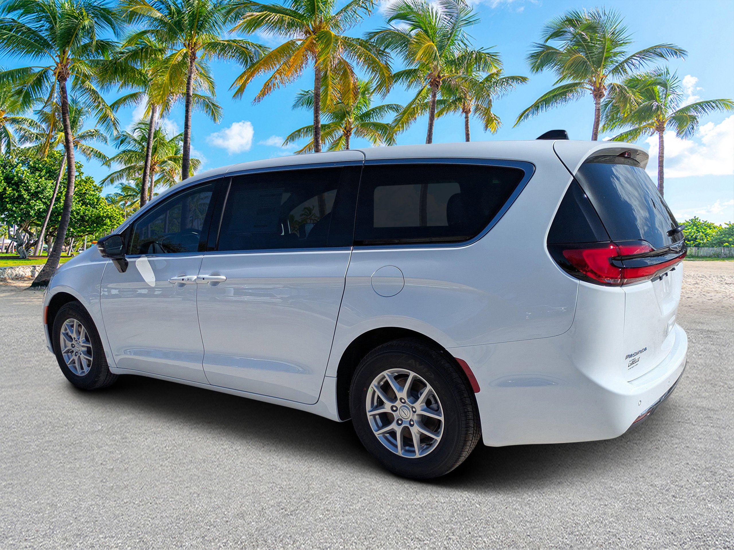 New 2026 Bright White Clear-Coat Exterior Paint Chrysler Select image 5