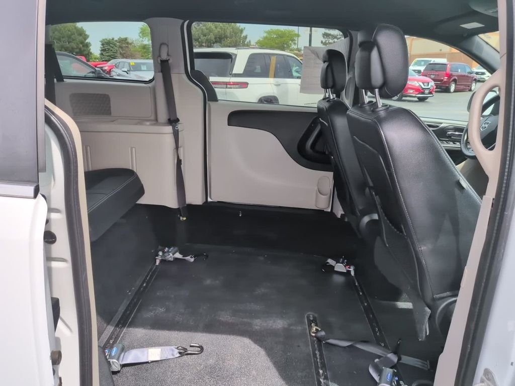 Used 2018 White Dodge SXT image 2