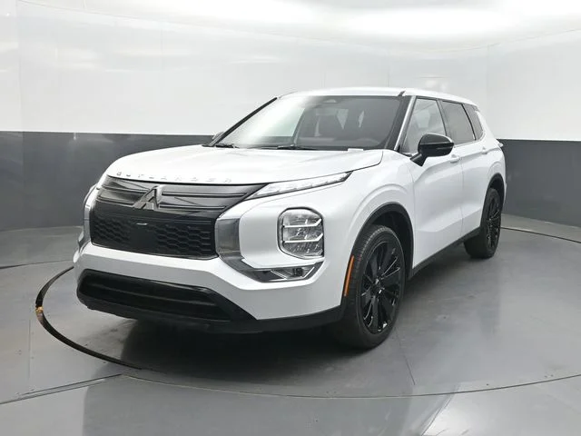 2026 Mitsubishi Outlander LE FWD's photo