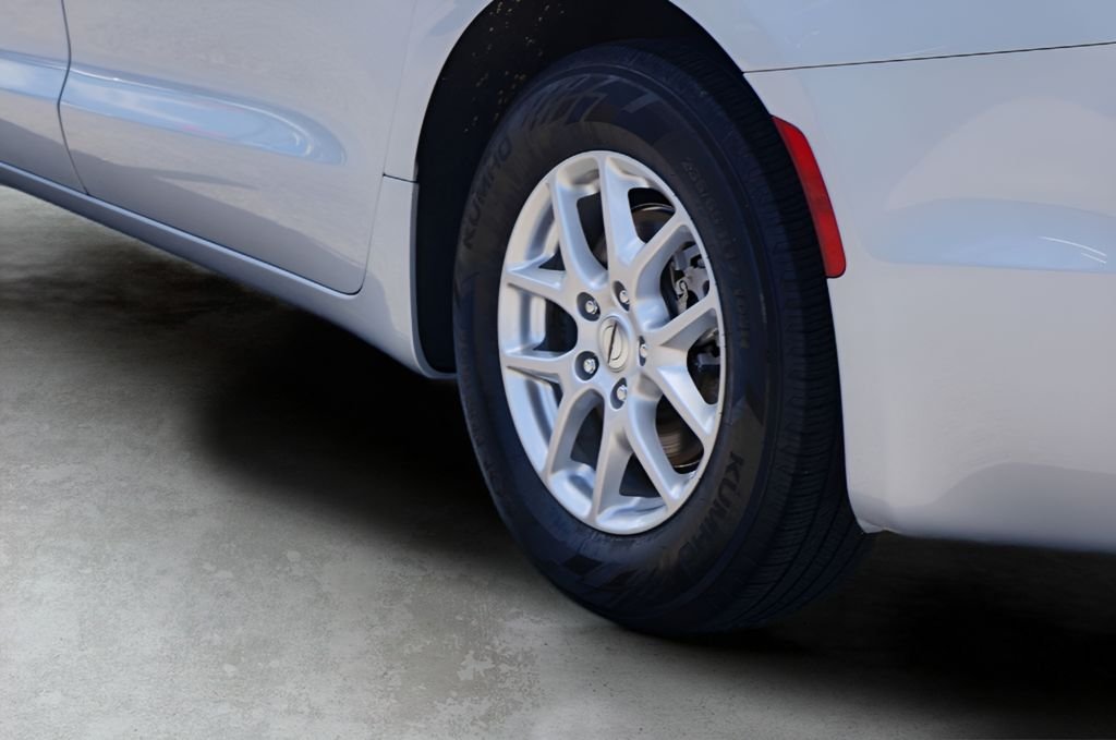 Used 2024 Silver Mist Clearcoat Chrysler Touring L image 9