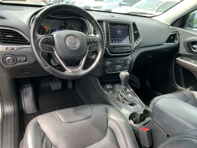 Used 2021 Green Jeep Latitude Lux image 18