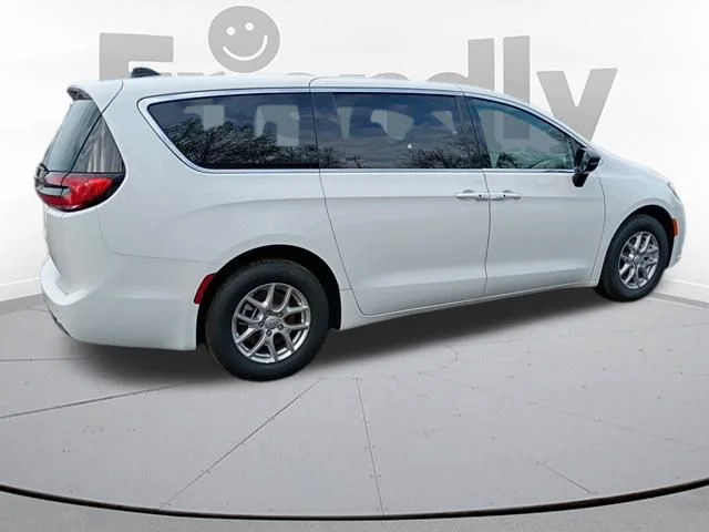 New 2026 Bright White Clear-Coat Exterior Paint Chrysler Select image 6