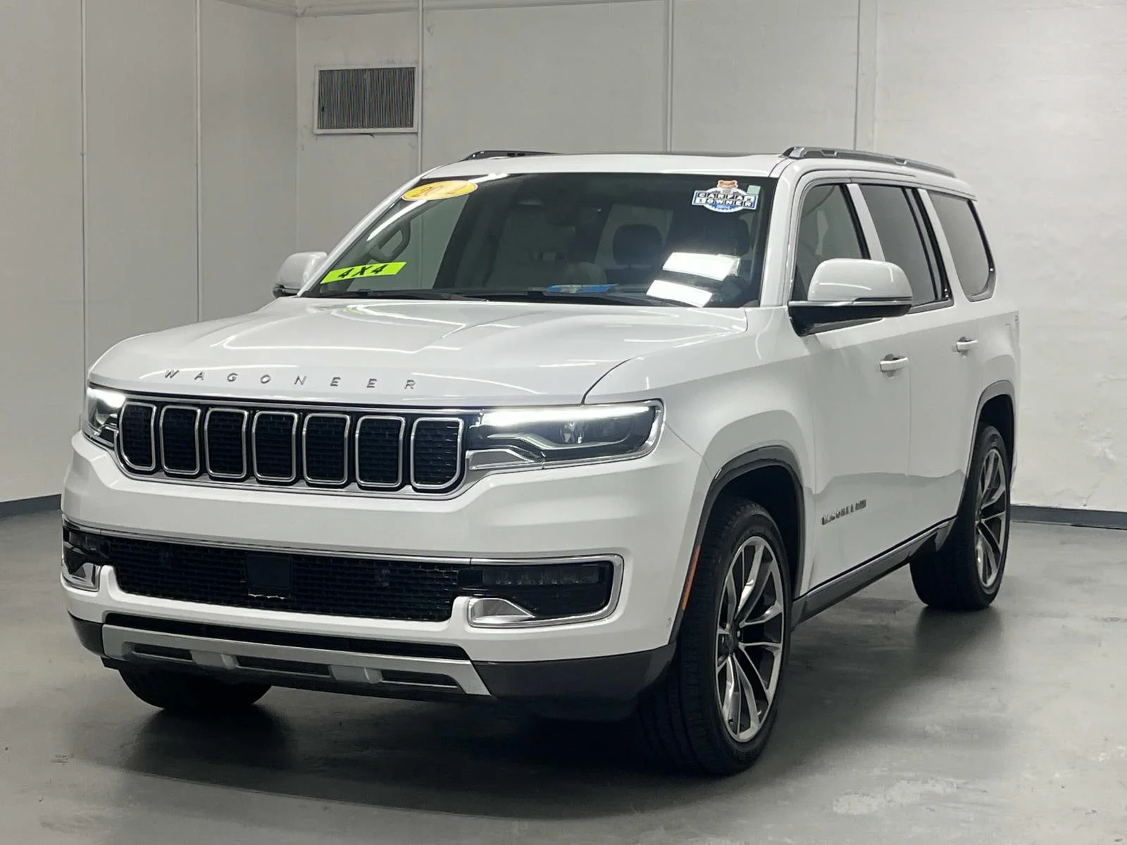 Used 2022 Bright White Clearcoat Jeep Series III 4wd 5.7L V8 1 Owner image 4