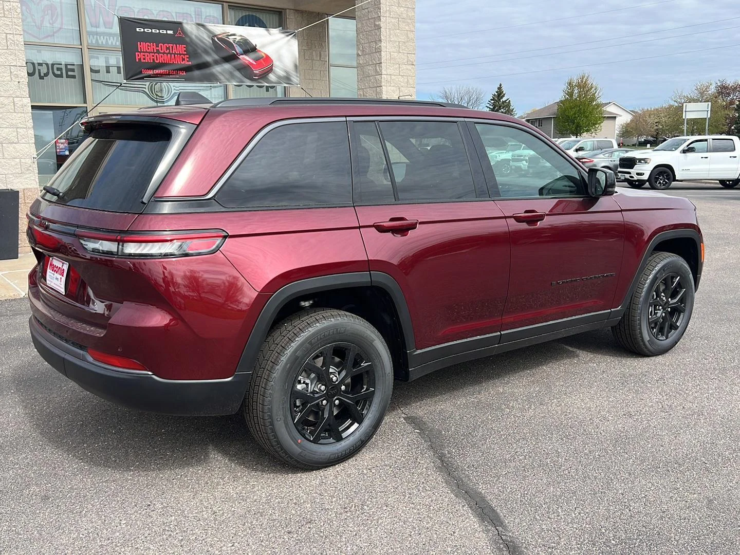 New 2026 Velvet Red Pearl-Coat Exterior Paint Jeep Laredo Altitude image 7