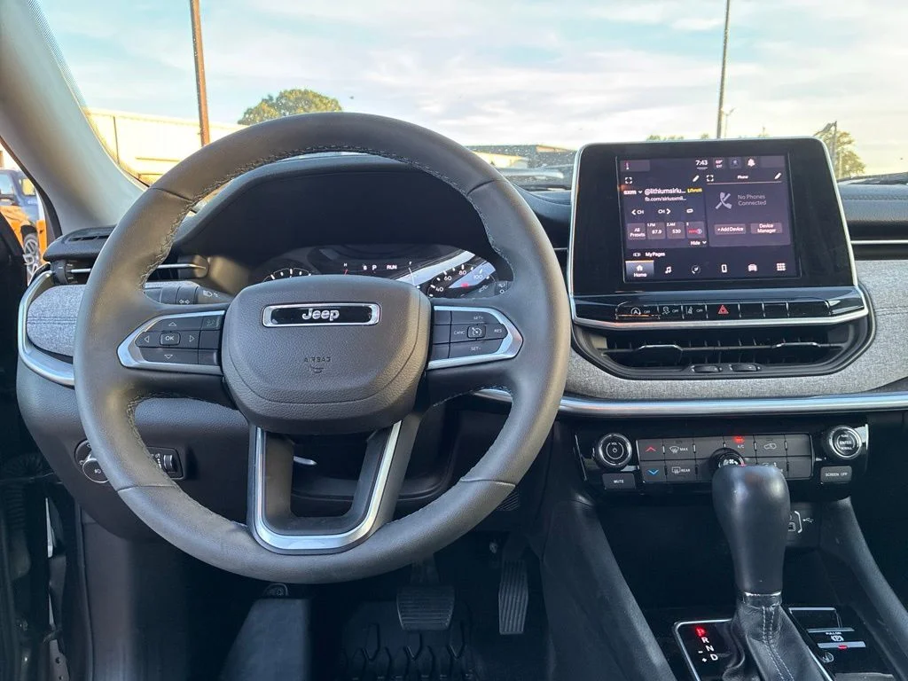 Used 2022 Gray Jeep Latitude image 22