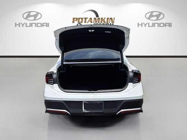 Used 2025 White Hyundai SE image 24