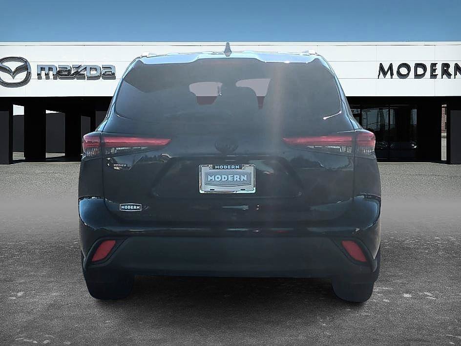 Used 2022 Midnight Black Metallic Toyota XLE image 4
