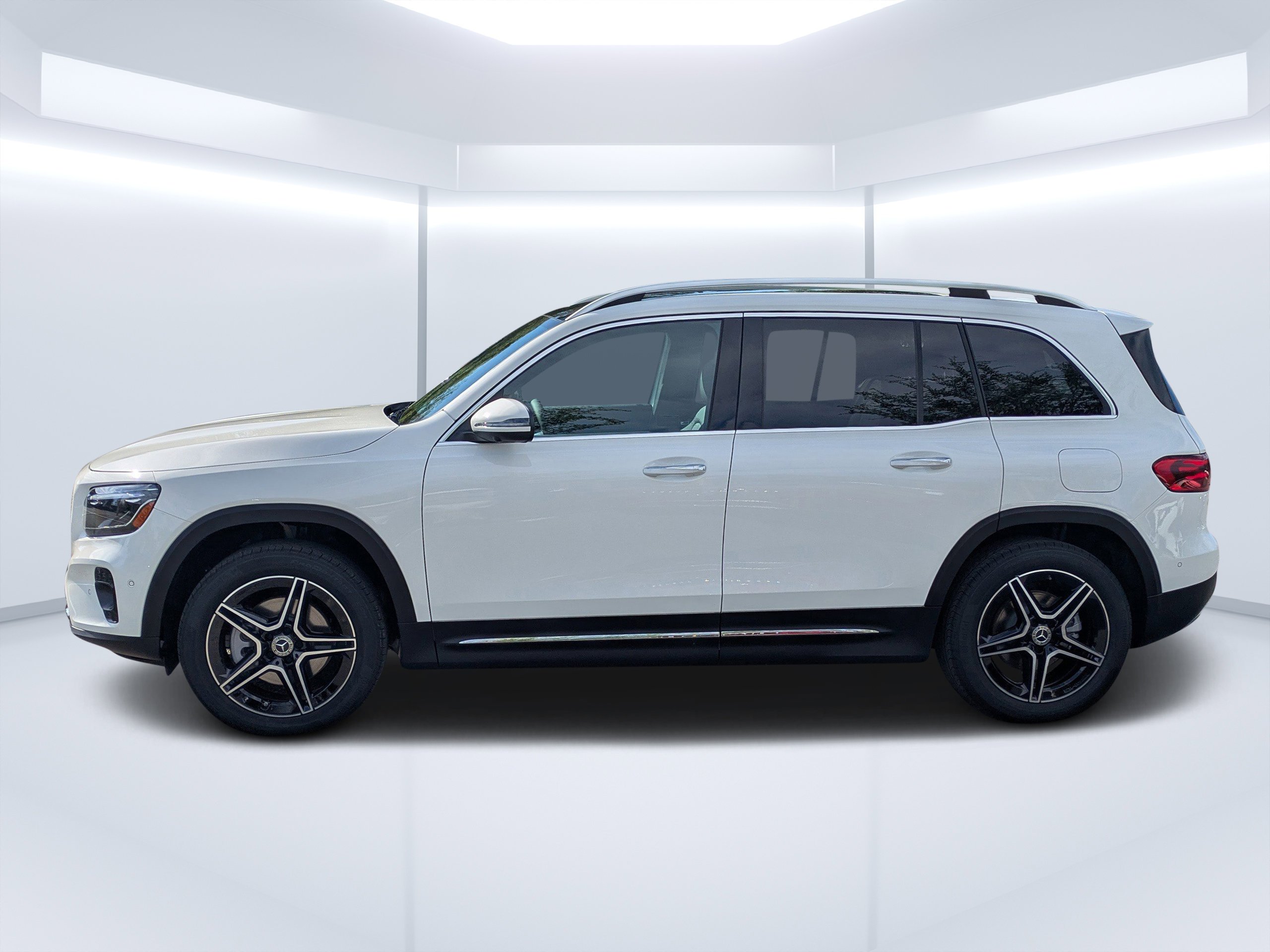 New 2026 Polar White Mercedes-Benz GLB 250 image 37