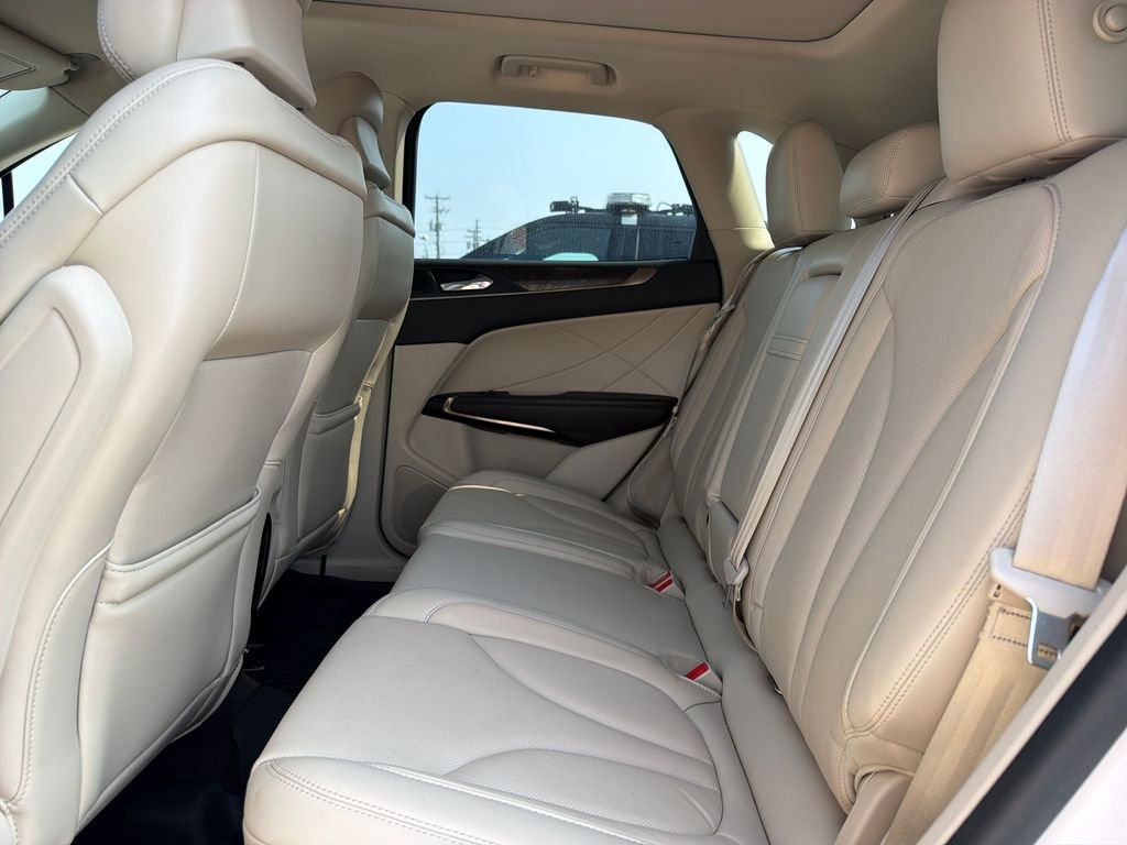 Used 2018 White Platinum Clearcoat Metallic Lincoln Reserve image 28