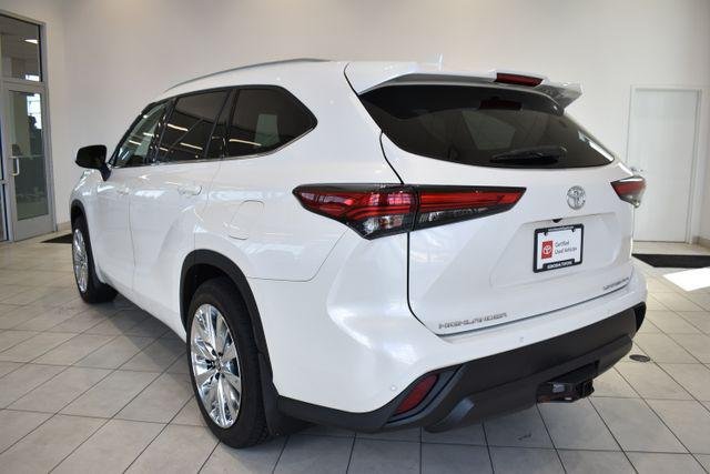 Certified Used 2020 BLIZZARD PEARL Toyota  image 6