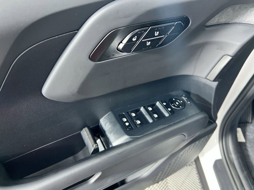 New 2027 Glacial White Pearl Kia X-LINE SX image 14