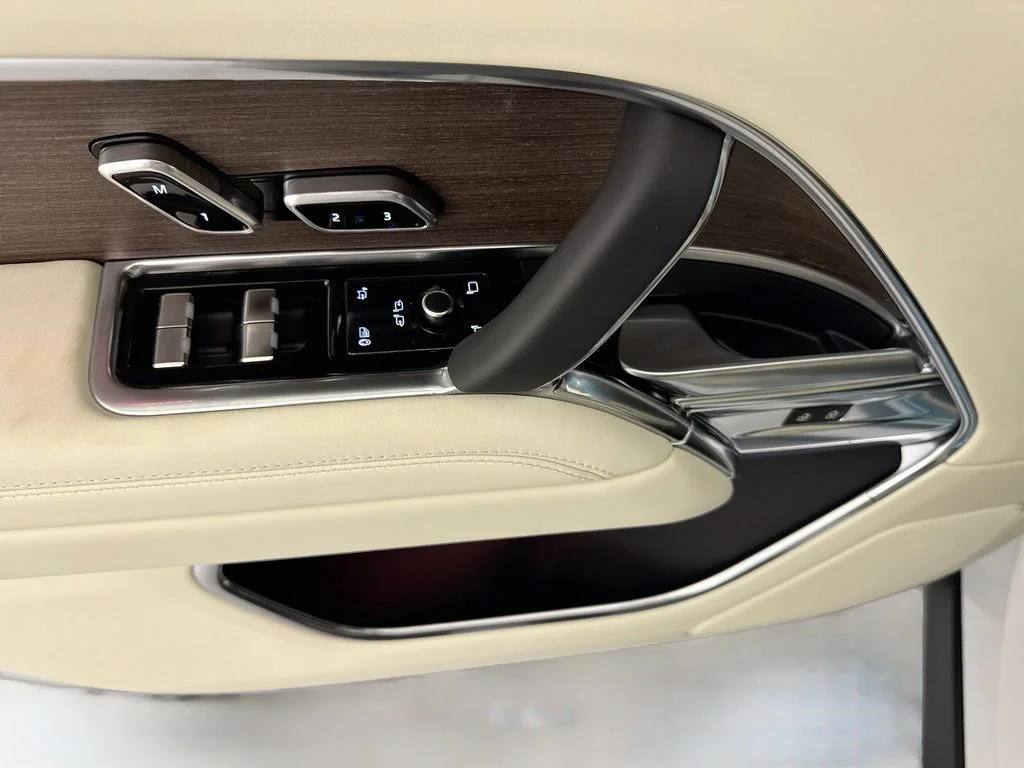 New 2027 Fuji White Land Rover SE image 18