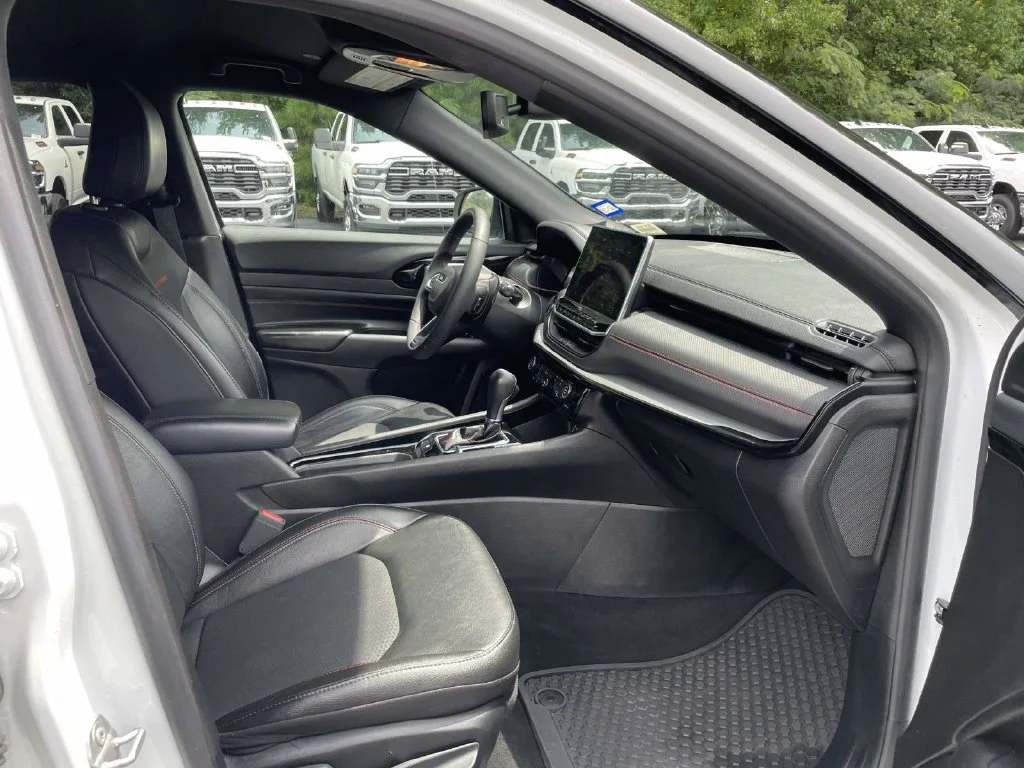 Used 2025 White Jeep Trailhawk image 16