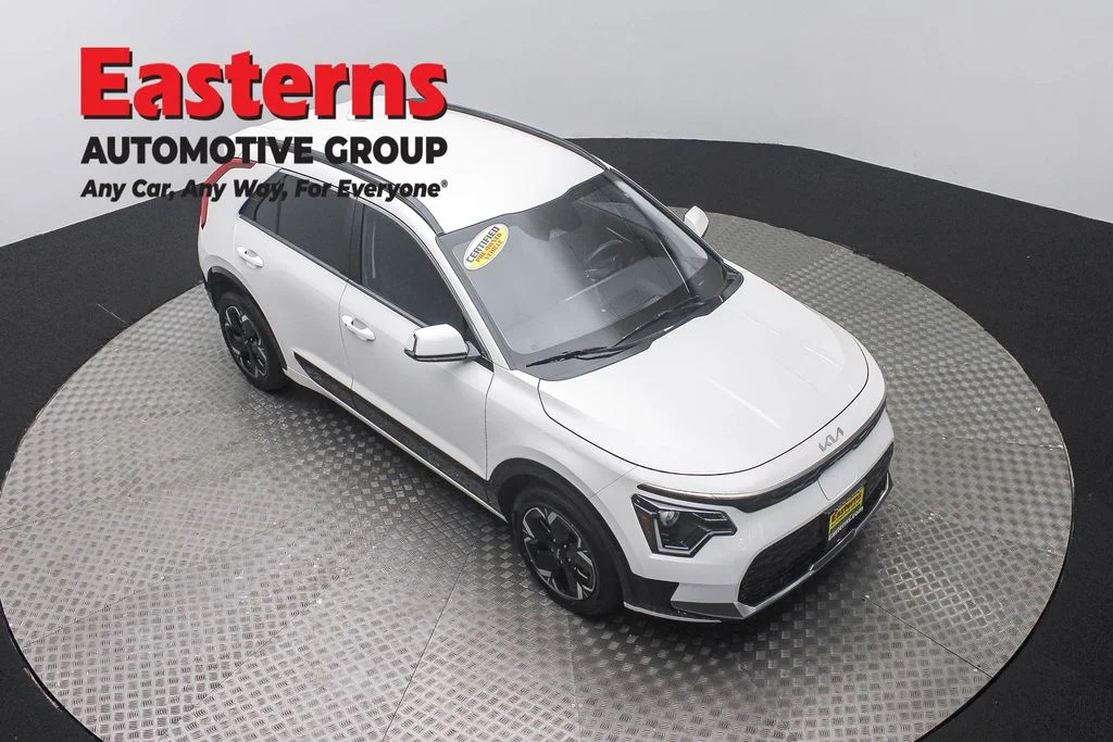 Used 2024 White Kia Wind image 3
