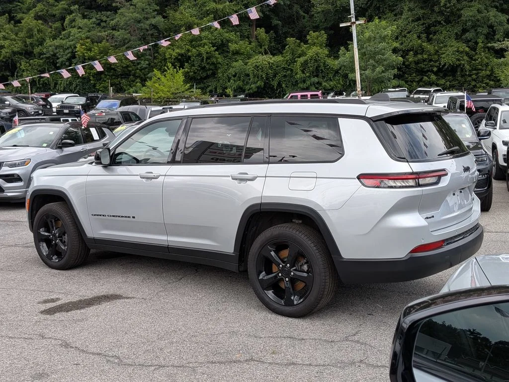 Used 2025 Silver Jeep Limited image 11
