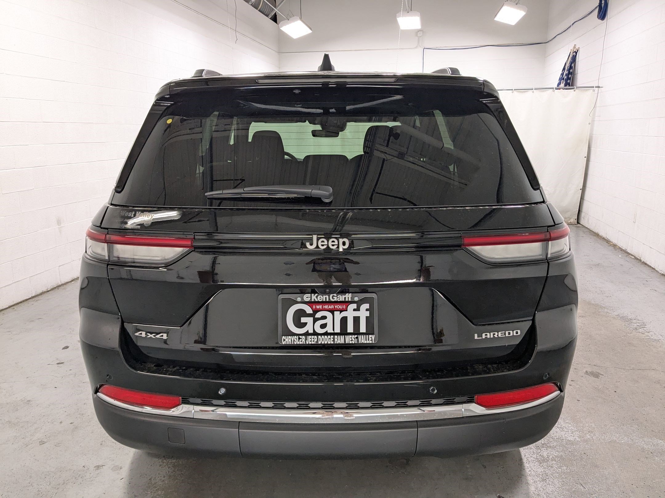 New 2025 Diamond Black Crystal Pearl-Coat Exterior Paint Jeep Laredo X image 5